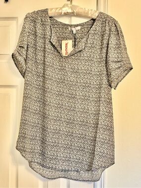DR2 Black & White Short Sleeve V-Neck Printed Lace Blouse